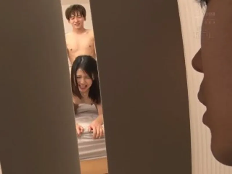 Thanh niên đang lén lút với chị nhà bên thì anh người chồng về...