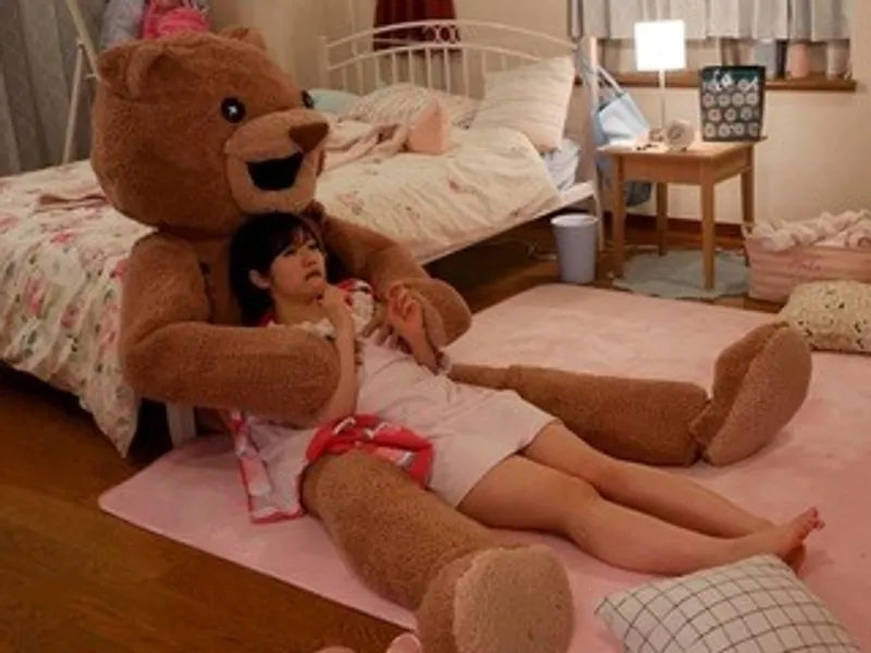 Chú con ghệ nhồi bông và em nữ học sinh ngây thơ