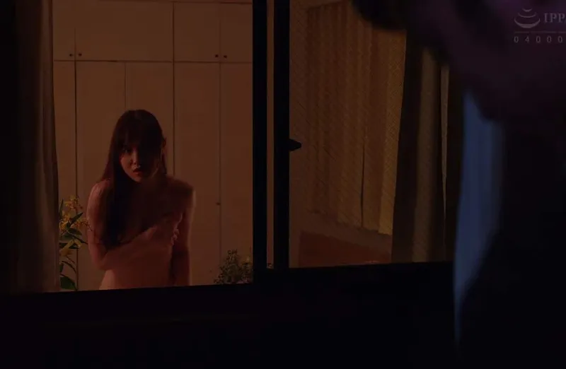 Người phụ nữ nhà bên chồng yêu ông xã nhà bên thường xuyên thay đồ ở ngay cửa sổ