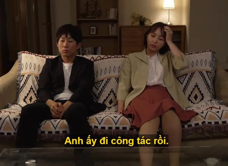 Buồn vì người chồng muốn ly hôn, bà xã đi họp lớp rồi dẫn cậu bạn học về nhà địt